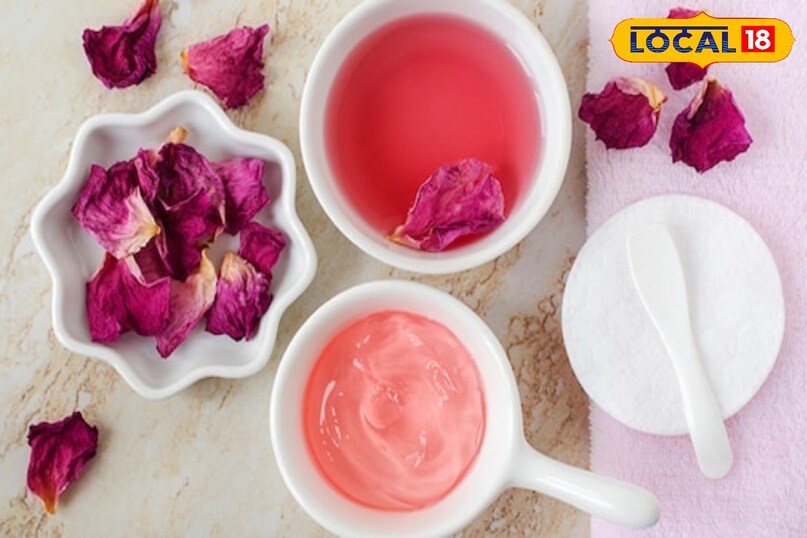 घर पर गुलाब जल बनाने के लिए सामग्री ताजा गुलाब की पत्तियाँ एक कप, पानी दो कप, कांच का बर्तन या स्प्रे बोतल और छलनी चाहिए होगा. 