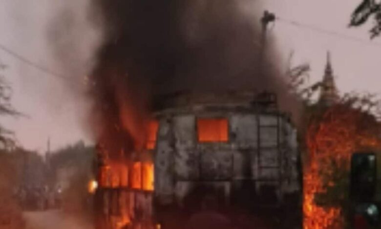 राजस्थान में फिर से हादसा! बिजली के तार से छूने भर से बस में लगी आग, धुआं–धुआं हुआ गांव