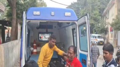 धार्मिक यात्रियों से भरी बस जबरदस्त हादसे का शिकार! ओवरटेक करते हुई चूक, जेसीबी में जा घुसी