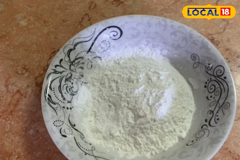 मुख्य सामग्री 1 कप सूजी, 1 कप मावा, 1 कप चीनी, 4 कप पानी, 1/2 कप शुद्ध घी सबसे अच्छा रिजल्ट देती है सुगंध और स्वाद के लिए इलायची पाउडर एक चुटकी केसर गर्म दूध में भिगोकर रख दें 10-12 बादाम, 10-12 पिस्ता और गोंद छोटे टुकड़ों में तोड़ लें