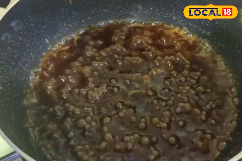 बनाने की विधि एक बर्तन में 4 कप पानी और 1 कप चीनी डालकर मध्य आंच पर चाशनी बना लें इसे तब तक उबालें जब तक चीनी पूरी तरह घुल न जाए। इसे गाढ़ा होने की जरूरत नहीं है। इसमें केसर वाला दूध और इलायची पाउडर मिला दें। गैस बंद कर दें और अलग रख दें। 