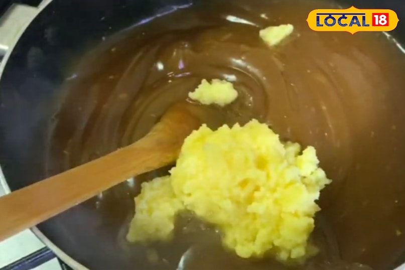 गोंद और मेवे तैयार करना एक भारी तले की कड़ाही या पैन में 1 चम्मच घी गर्म करें। अगर गोंद का इस्तेमाल कर रहे हैं, तो उसे इसमें डालें। गोंद फूलकर और हल्का सफेद होकर फूल जाएगा। इसे तुरंत निकाल कर अलग रख दें। ध्यान रहे, यह जले नहीं। अब उसी घी में कटे हुए बादाम और पिस्ता को हल्का सुनहरा होने तक भून लें और निकाल कर अलग रख दें।