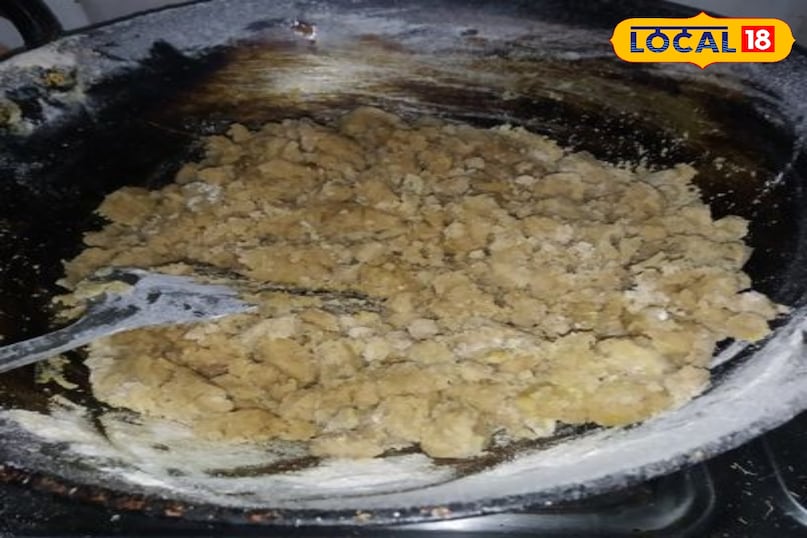 सूजी और मावे को भूनना उसी कड़ाही में बची हुई घी डालें और गर्म होने दें। अब इसमें सूजी डालें और मध्यम आंच पर लगातार चलाते हुए भूनें। इसे गहरा रंग नहीं करना है बस हल्की सुगंध आने तक भूनें। सूजी भूमावे और सूजी को लगातार चलाते हुए भूनें। यह मिश्रण हल्का सुनहरा और घी छोड़ने लगेगा। इसमें लगभग 10-15 मिनट लग सकते हैं। यह कदम हलवे के रंग और स्वाद के लिए बहुत 