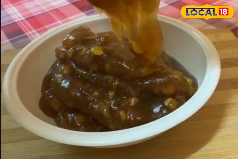 सर्विंग हलवे को कड़ाही से निकालकर एक अच्छी तरह से घी लगी हुई ट्रे या बाउल में फैला दें। ऊपर से बचे हुए भुने मेवे और केसर से सजाएं। इसे थोड़ा ठंडा होने दें, फिर काट कर या चम्मच से सर्व करें।