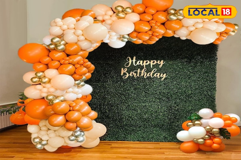 बैलून और फोटो वॉल से सजावट बैलून किसी भी पार्टी की सजावट का अहम हिस्सा होते हैं। रंग-बिरंगे बैलून्स से कमरे को सजाना आसान भी है और खूबसूरत भी। आप अपने बच्चे के पसंदीदा कार्टून कैरेक्टर के बैलून या उनकी तस्वीरें दीवार पर लगा सकते हैं। इसके अलावा बच्चे की अपनी कुछ प्यारी तस्वीरें एक फोटो वॉल के रूप में लगाना भी एक बेहतरीन आइडिया है। बैलून और फोटो वॉल से सजावट बैलून किसी भी पार्टी की सजावट का अहम हिस्सा होते हैं। रंग-बिरंगे बैलून्स से कमरे को सजाना आसान भी है और खूबसूरत भी। आप अपने बच्चे के पसंदीदा कार्टून कैरेक्टर के बैलून या उनकी तस्वीरें दीवार पर लगा सकते हैं। इसके अलावा बच्चे की अपनी कुछ प्यारी तस्वीरें एक फोटो वॉल के रूप में लगाना भी एक बेहतरीन आइडिया है।