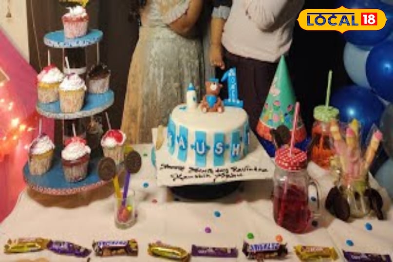 केक टेबल को डेकोरेट करें केक कटिंग जन्मदिन का सबसे महत्वपूर्ण पल होता है इसलिए केक टेबल की सजावट पर खास ध्यान दें। एक खूबसूरत टेबलक्लॉथ के साथ शुरुआत करें और उस पर केक को सजाएँ। केक के आसपास फूल, मोमबत्तियाँ, चॉकलेट के बॉक्स या थीम-बेस्ड डेकोरेशन रखकर टेबल को और आकर्षक बनाया जा सकता है। केक टेबल को डेकोरेट करें केक कटिंग जन्मदिन का सबसे महत्वपूर्ण पल होता है इसलिए केक टेबल की सजावट पर खास ध्यान दें। एक खूबसूरत टेबलक्लॉथ के साथ शुरुआत करें और उस पर केक को सजाएँ। केक के आसपास फूल, मोमबत्तियाँ, चॉकलेट के बॉक्स या थीम-बेस्ड डेकोरेशन रखकर टेबल को और आकर्षक बनाया जा सकता है।