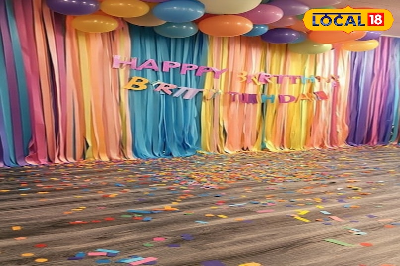 रिबन से सजावट रिबन एक सस्ता और आकर्षक डेकोरेशन आइडिया है। आप रिबन का इस्तेमाल दीवारों खिड़कियों या टेबल को सजाने के लिए कर सकते हैं। रिबन और बैलून को मिलाकर भी क्रिएटिव डेकोरेशन तैयार किया जा सकता है जो बच्चों को खूब पसंद आएगा। रिबन से सजावट रिबन एक सस्ता और आकर्षक डेकोरेशन आइडिया है। आप रिबन का इस्तेमाल दीवारों खिड़कियों या टेबल को सजाने के लिए कर सकते हैं। रिबन और बैलून को मिलाकर भी क्रिएटिव डेकोरेशन तैयार किया जा सकता है जो बच्चों को खूब पसंद आएगा।