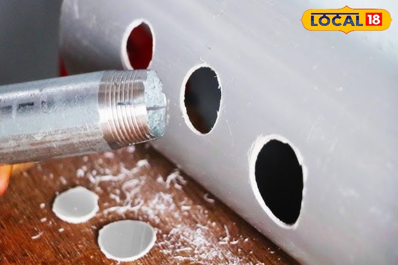 सिस्टम की सेटअप पीवीसी पाइपों में एक निश्चित दूरी पर छेद करिए। इन छेदों का आकार नेटपॉट के अनुसार रखिए ताकि पौधे सुरक्षित बैठ सकें। पाइपों को एक ढलान पर इस तरह रखिए कि पानी आसानी से बह सके। पाइपों के एक सिरे को पंप से जोड़े और दूसरे सिरे से एक पाइप टंकी में वापस लगा दीजिए ताकि पानी का चक्र बना रहे।