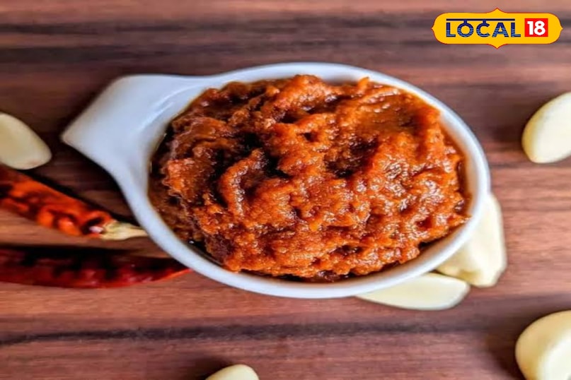 लहसुन की लाल चटनी लहसुन, लाल मिर्च, अदरक और जीरे को मिक्सी में दरदरा पीस लें। फिर इसमें नमक, नींबू का रस और सरसों का तेल मिलाकर चटनी तैयार करें। यह चटनी आलू-गोभी के पराठे के साथ बेहद स्वादिष्ट लगती है। लहसुन की लाल चटनी लहसुन, लाल मिर्च, अदरक और जीरे को मिक्सी में दरदरा पीस लें। फिर इसमें नमक, नींबू का रस और सरसों का तेल मिलाकर चटनी तैयार करें। यह चटनी आलू-गोभी के पराठे के साथ बेहद स्वादिष्ट लगती है।