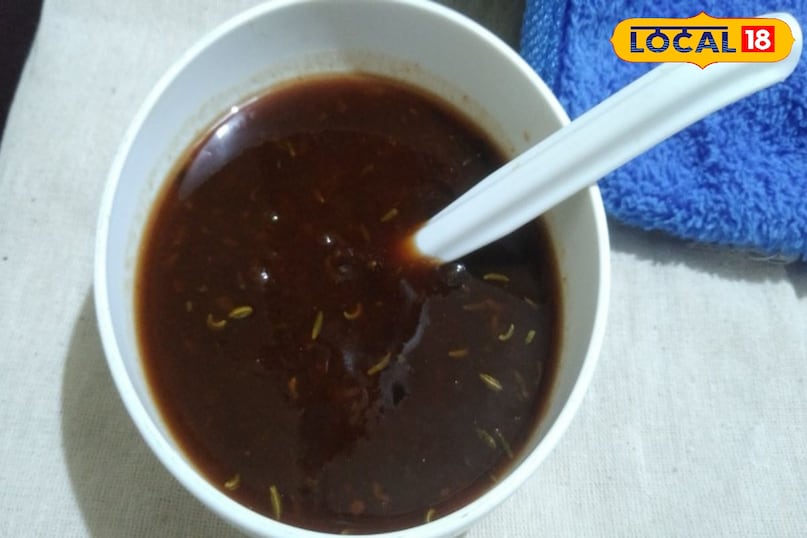 अदरक-गुड़ की मीठी-तीखी चटनी गुड़ को थोड़े पानी में घोल लें। कद्दूकस किए अदरक को हल्का भूनकर इसमें गुड़ का घोल और बाकी मसाले डालकर 5-7 मिनट तक पकाएं। सर्दी में यह चटनी गले के लिए भी फायदेमंद है। अदरक-गुड़ की मीठी-तीखी चटनी गुड़ को थोड़े पानी में घोल लें। कद्दूकस किए अदरक को हल्का भूनकर इसमें गुड़ का घोल और बाकी मसाले डालकर 5-7 मिनट तक पकाएं। सर्दी में यह चटनी गले के लिए भी फायदेमंद है।