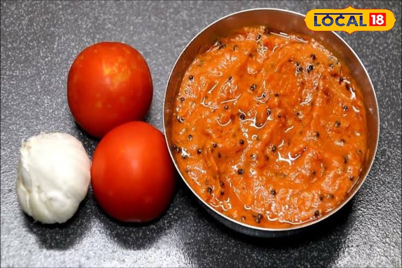 टमाटर-लहसुन की भुनी चटनी टमाटर भूने हुए, 8-10 लहसुन की कलियां भुनी हुई, 2 हरी मिर्च, 1 चम्मच सरसों का तेल, नमक, थोड़ा सा गुड़ टमाटर और लहसुन को भूनकर, बाकी सामग्रियों के साथ पीस लें। यह चटनी पंजाबी स्टाइल पराठों के साथ खासी लोकप्रिय है। टमाटर-लहसुन की भुनी चटनी टमाटर भूने हुए, 8-10 लहसुन की कलियां भुनी हुई, 2 हरी मिर्च, 1 चम्मच सरसों का तेल, नमक, थोड़ा सा गुड़ टमाटर और लहसुन को भूनकर, बाकी सामग्रियों के साथ पीस लें। यह चटनी पंजाबी स्टाइल पराठों के साथ खासी लोकप्रिय है।