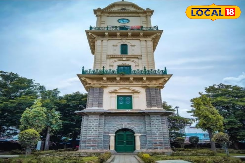 महबूब चौक घंटाघर 1892 में असमान जाह द्वारा निर्मित यह तुर्की शैली का मीनार चारमीनार के पश्चिम में स्थित है। यह महबूब चौक के ऐतिहासिक परिवेश का हिस्सा है और एक छोटे से बगीचे के बीचों-बीच खड़ा है। 2020 में इसका नवीनीकरण किया गया जिसमें इसकी मूल स्थापत्य शैली को बरकरार रखा गया। महबूब चौक घंटाघर 1892 में असमान जाह द्वारा निर्मित यह तुर्की शैली का मीनार चारमीनार के पश्चिम में स्थित है। यह महबूब चौक के ऐतिहासिक परिवेश का हिस्सा है और एक छोटे से बगीचे के बीचों-बीच खड़ा है। 2020 में इसका नवीनीकरण किया गया जिसमें इसकी मूल स्थापत्य शैली को बरकरार रखा गया।