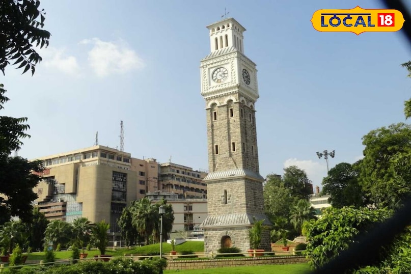 सिकंदराबाद घंटाघर 1860 में निर्माण शुरू हुआ और 1897 में उद्घाटन हुआ। 120 फुट ऊँची यह संरचना एक हरे-भरे बगीचे के केंद्र में स्थित है, जो एक समय में सैनिकों और स्थानीय लोगों का प्रमुख मिलन स्थल हुआ करती थी। जीर्णोद्धार के बाद आज भी यह घड़ी कार्यरत है। सिकंदराबाद घंटाघर 1860 में निर्माण शुरू हुआ और 1897 में उद्घाटन हुआ। 120 फुट ऊँची यह संरचना एक हरे-भरे बगीचे के केंद्र में स्थित है, जो एक समय में सैनिकों और स्थानीय लोगों का प्रमुख मिलन स्थल हुआ करती थी। जीर्णोद्धार के बाद आज भी यह घड़ी कार्यरत है।