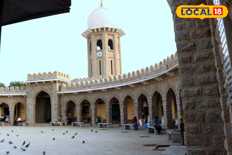 मोअज्जम जाही मार्केट घंटाघर 1930 में निज़ाम उस्मान अली खान के शासनकाल में निर्मित यह घंटाघर इस ऐतिहासिक बाजार की भव्य वास्तुकला का अभिन्न अंग है। बाजार के केंद्र में स्थित होने के कारण इसे हर कोने से देखा जा सकता है, जिससे दुकानदारों और ग्राहकों को समय का ध्यान रहता है। 2020 में हुए एक परियोजना के तहत इसे पुनर्जीवित किया गया। मोअज्जम जाही मार्केट घंटाघर 1930 में निज़ाम उस्मान अली खान के शासनकाल में निर्मित यह घंटाघर इस ऐतिहासिक बाजार की भव्य वास्तुकला का अभिन्न अंग है। बाजार के केंद्र में स्थित होने के कारण इसे हर कोने से देखा जा सकता है, जिससे दुकानदारों और ग्राहकों को समय का ध्यान रहता है। 2020 में हुए एक परियोजना के तहत इसे पुनर्जीवित किया गया।