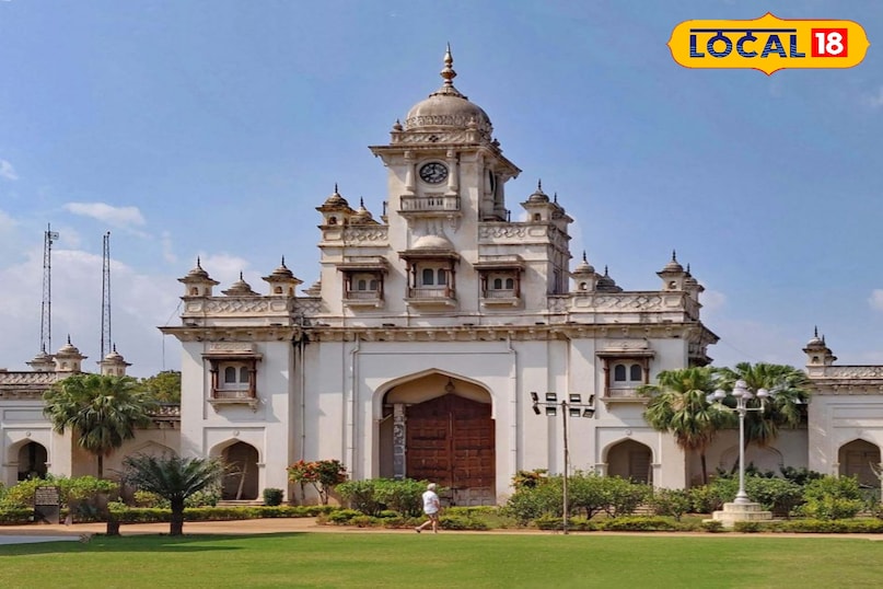 चौमहल्ला महल का घंटाघर या खिलाफत घड़ी चौमहल्ला महल के मुख्य द्वार पर स्थित यह तीन मंजिला मीनार 1750 से अस्तित्व में है। इसमें मुगल शैली के झरोखे हैं, और एक विशेषज्ञ परिवार प्रति सप्ताह इस यांत्रिक घड़ी को संचालित करता है। चौमहल्ला महल का घंटाघर या खिलाफत घड़ी चौमहल्ला महल के मुख्य द्वार पर स्थित यह तीन मंजिला मीनार 1750 से अस्तित्व में है। इसमें मुगल शैली के झरोखे हैं, और एक विशेषज्ञ परिवार प्रति सप्ताह इस यांत्रिक घड़ी को संचालित करता है।