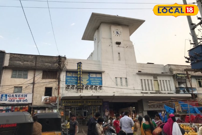 मोंड़ा मार्केट घंटाघर सिकंदराबाद के व्यस्त मोंड़ा मार्केट में स्थित यह कम चर्चित मीनार 1940 में धनी डुंडू परिवार द्वारा आर्ट डेको शैली में बनवाई गई थी। यह हैदराबाद के व्यापारिक इतिहास की गवाह है। मोंड़ा मार्केट घंटाघर सिकंदराबाद के व्यस्त मोंड़ा मार्केट में स्थित यह कम चर्चित मीनार 1940 में धनी डुंडू परिवार द्वारा आर्ट डेको शैली में बनवाई गई थी। यह हैदराबाद के व्यापारिक इतिहास की गवाह है।