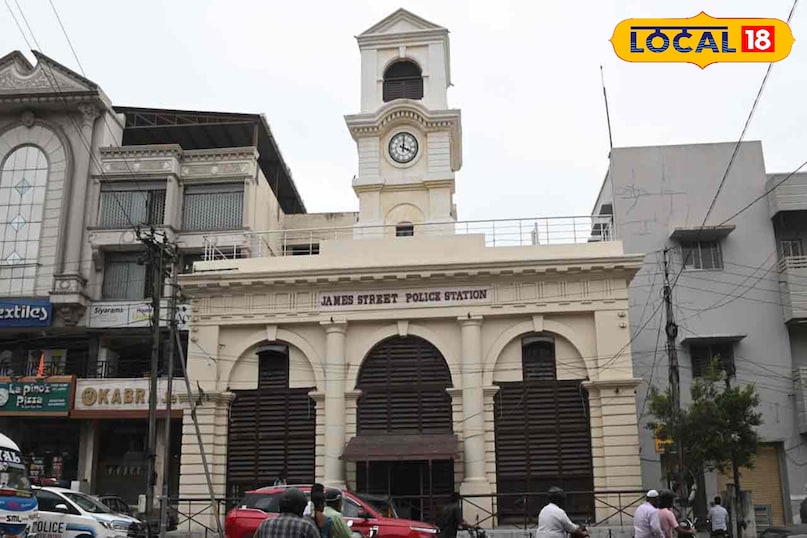 जेम्स स्ट्रीट पुलिस स्टेशन घंटाघर सिकंदराबाद के एमजी रोड पर स्थित इस पुलिस स्टेशन का घंटाघर 1900 के दशक की शुरुआत में अंग्रेजों द्वारा बनवाया गया था। इसके निर्माण में सेठ रामगोपाल के दान का योगदान रहा। यह घंटाघर शहर की अँग्रेजी वास्तुशिल्प विरासत का प्रतीक है। जेम्स स्ट्रीट पुलिस स्टेशन घंटाघर सिकंदराबाद के एमजी रोड पर स्थित इस पुलिस स्टेशन का घंटाघर 1900 के दशक की शुरुआत में अंग्रेजों द्वारा बनवाया गया था। इसके निर्माण में सेठ रामगोपाल के दान का योगदान रहा। यह घंटाघर शहर की अँग्रेजी वास्तुशिल्प विरासत का प्रतीक है।