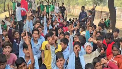 झालावाड़ : रातभर रोते रहे बच्चे, सुबह सड़क पर खाना; आखिर झालरापाटन स्कूल में हुआ क्या था?