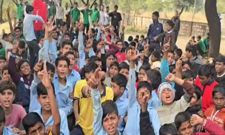 झालावाड़ : रातभर रोते रहे बच्चे, सुबह सड़क पर खाना; आखिर झालरापाटन स्कूल में हुआ क्या था?