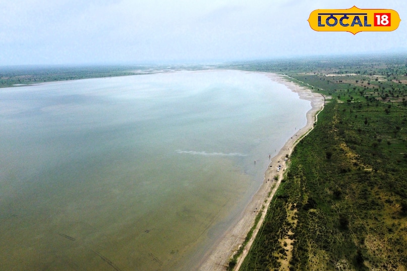 बाड़मेर में रेल,बस से आ सकते है. 