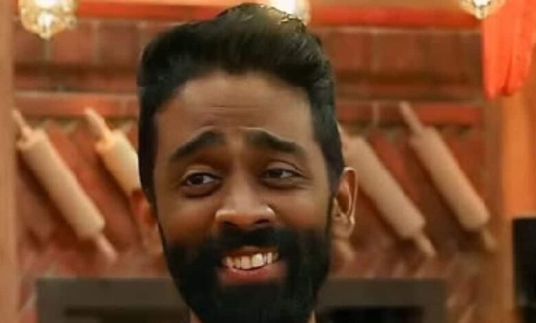 Bigg Boss 19: प्रणित मोरे की घर में सरप्राइज एंट्री, खुशी में झूमे मृदुल-अशनूर, फरहाना के चेहरे से उड़ा रंग