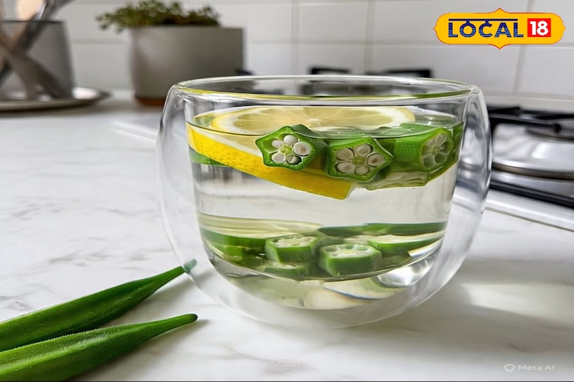 भिंडी को आमतौर पर करी में डालने वाली सब्जी के रूप में देखा जाता है। पानी में भिगोने पर इसकी फलियाँ लाभकारी यौगिकों से भरपूर एक चिपचिपा पदार्थ छोड़ती हैं खासकर जब नींबू के रस के साथ मिलाई जाती हैं। हालाँकि शुगर लेवल नियंत्रण या पाचन जैसे सामान्य लाभों पर व्यापक रूप से चर्चा की जाती है भिंडी को पानी में भिगोकर और उसमें नींबू मिलाकर पीना सेहत के लिए बहुत फायदेमंद माना जाता है।