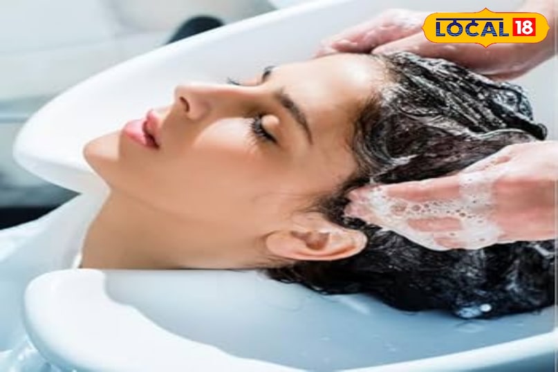 आज की भागदौड़ भरी जिंदगी में पार्लर जाकर हेयर स्पा करवाना मुश्किल हो गया है। वहीं, महंगे पैकेजेज की वजह से भी कई लोग सैलून जाने से कतराते हैं। अगर आप भी अपने बालों को घर पर ही स्वस्थ, मुलायम और चमकदार बनाना चाहती हैं, तो यह जानकारी आपके काम आएगी।