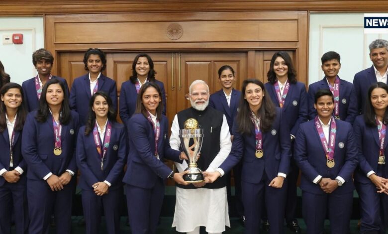 Indian womens team led by Harmanpreet Kaur met PM Modi: आईसीसी वनडे विश्व कप में चैंपियन बनने के बाद भारतीय महिला क्रिकेट टीम पीएम मोदी से मिलीं.