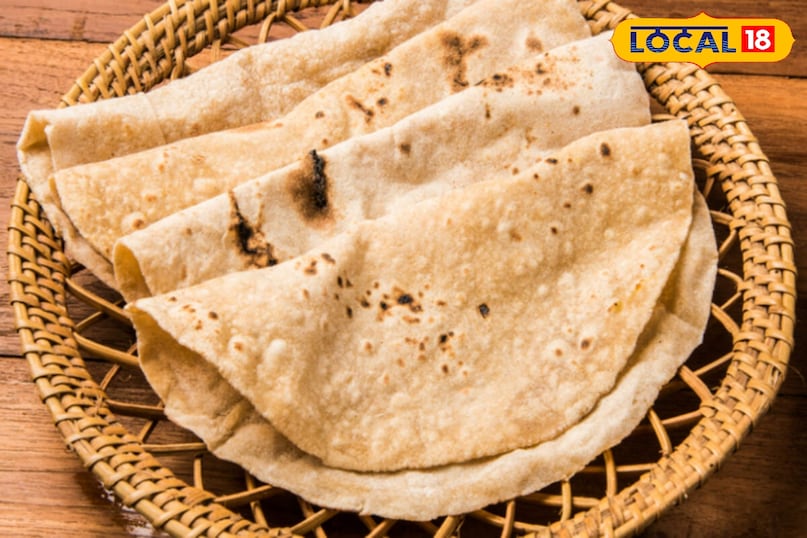 चपाती ज़्यादातर भारतीय खान-पान का मुख्य हिस्सा हैं, लेकिन अक्सर समस्या उन्हें मुलायम बनाए रखने की होती है। कई लोग शिकायत करते हैं कि उनकी चपाती बहुत जल्दी सख्त या सूखी हो जाती हैं खासकर जब उन्हें टिफिन या लंबे काम के दिनों के लिए पैक किया जाता है। इसका राज़ सही तरीके, समय और कुछ रसोई के नुस्खों के मेल में है जो चमत्कारिक रूप से काम करते हैं। 