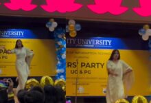 अमेटी यूनिवर्सिटी की फ्रेशर पार्टी में लड़की ने किया धुआंधार डांस, 'लांबा लांबा घूंघट' किया रीक्रिएट