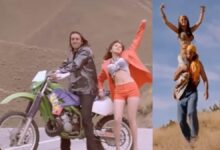 आशा भोसले का वो गाना, जिसमें उर्मिला मातोंडकर को कभी कंधे पर, तो कभी बाइक पर बैठा कर नाचते दिखे संजय दत्त