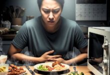 कहीं आप तो बार-बार गर्म करके नहीं खाते खाना? तुरंत छोड़ दें भोजन करने की ये गंदी आदत, वरना ये बीमारियां...