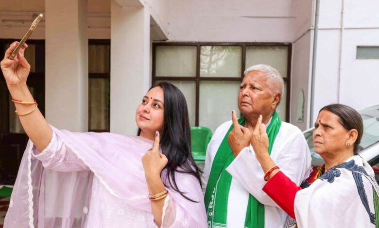 'क्या लालू राजनीति के धृतराष्ट्र बन गए हैं?' रोहिणी की पीड़ा से RJD में तूफान, परिवार में फिर टूट