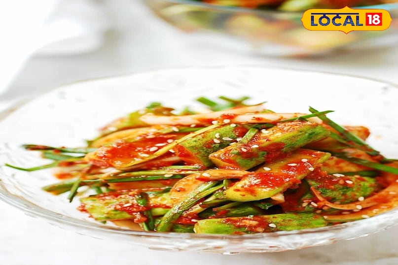 खीरा किमची एक ताज़ा, कुरकुरी और हल्की-फुल्की कोरियन साइड डिश है, जो अपने तीखे-खट्टे स्वाद के लिए जानी जाती है। यह पारंपरिक किमची का एक ऐसा आसान और जल्दी बनने वाला वर्जन है, जिसमें खीरे की प्राकृतिक ठंडक और मसालों की चटपटाहट का बेहतरीन मेल होता है। इसे बनाना बेहद सरल है और यह कुछ ही घंटों में तैयार हो जाती है।