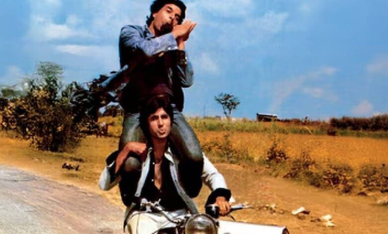 गोवा IFFI में धर्मेंद्र को श्रद्धांजलि, शोले की बाइक ने फैंस को भावुक किया