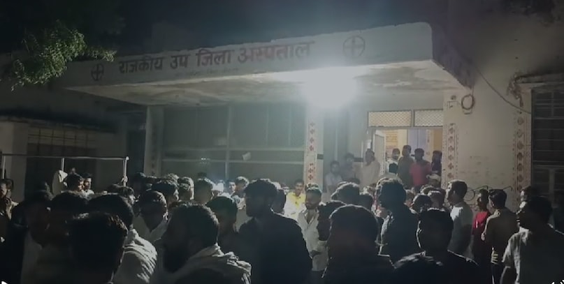 हादसे की जानकारी मिलते ही स्थानीय लोगों की मदद से घायलों को प्राथमिक उपचार के बाद जोधपुर रेफर किया गया. सूचना मिलते ही मतोड़ा थाना अधिकारी पुलिस टीम के साथ मौके पर पहुंचे. प्रशासन और राहत दलों ने रेस्क्यू अभियान चलाकर शवों को बस से बाहर निकाला. हादसे की जानकारी मिलते ही स्थानीय लोगों की मदद से घायलों को प्राथमिक उपचार के बाद जोधपुर रेफर किया गया. सूचना मिलते ही मतोड़ा थाना अधिकारी पुलिस टीम के साथ मौके पर पहुंचे. प्रशासन और राहत दलों ने रेस्क्यू अभियान चलाकर शवों को बस से बाहर निकाला.