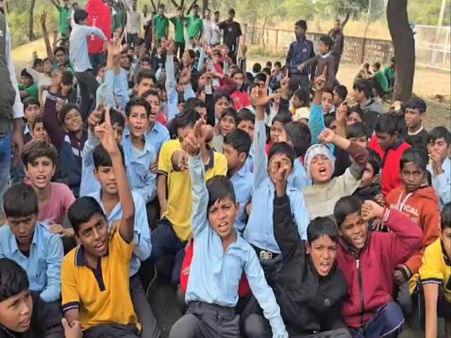 रातभर रोते रहे बच्चे, सुबह सड़क पर खाना; आखिर झालरापाटन स्कूल में हुआ क्या था?