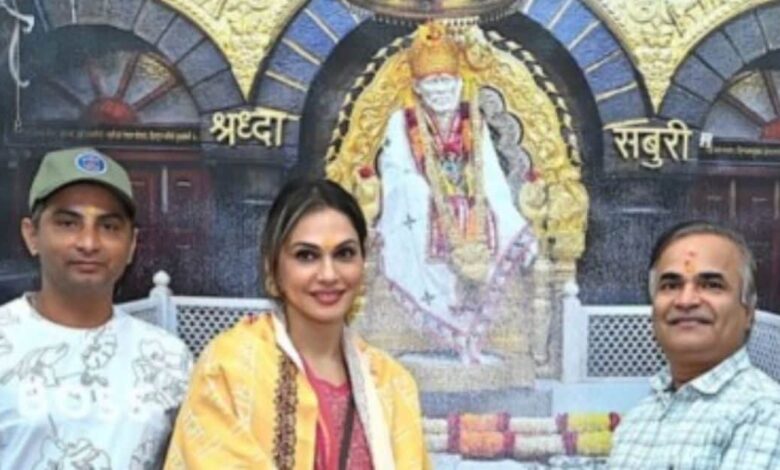'दिल भरा-भरा, मन हल्का और..', साईं बाबा के दरबार पहुंचीं ईशा कोप्पिकर, सोशल मीडिया पर दिखाईं तस्वीरें