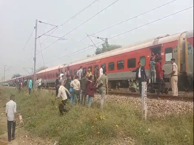 गरीब रथ में अचानक उठा धुआं... यात्रियों में हड़कंप, बीच रास्ते रोकी गई ट्रेन!