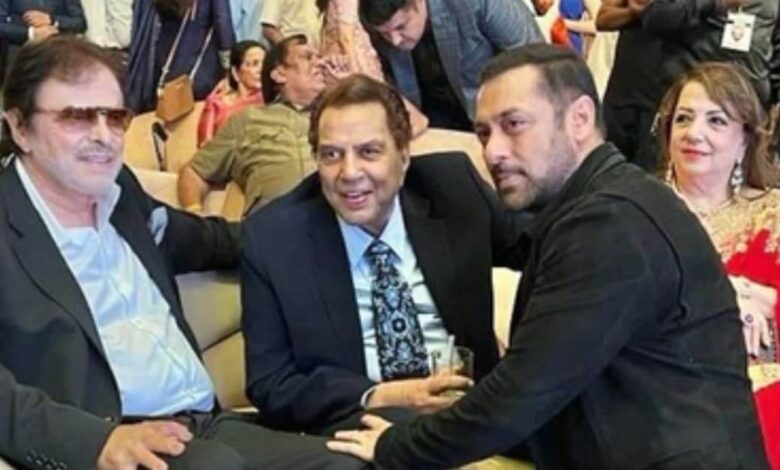 धर्मेंद्र को याद कर इमोशनल हुए संजय खान, फिल्म 'हकीकत' की शूटिंग का सुनाया किस्सा- 'हम सब डर गए लेकिन...'