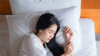 नींद के फायदे और कम नींद सेहत पर असर जानें, कितने घंटे सोना जरूरी है.