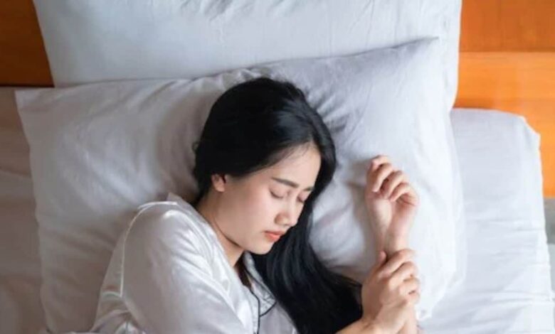 नींद के फायदे और कम नींद सेहत पर असर जानें, कितने घंटे सोना जरूरी है.