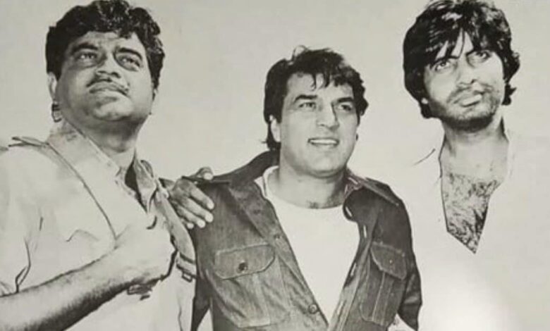 पत्नी पूनम संग शत्रुघ्न सिन्हा पहुंचे धर्मेंद्र के घर, देओल फैमिली को दी सांत्वना, अजय-वरुण ने भी किया कंसोल