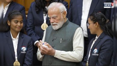 पीएम मोदी ने अपने हाथों से खिलाए लड्डू, ब्लाइंड टी-20 चैंपियन भारतीय महिला क्रिकेट टीम से मुलाकात