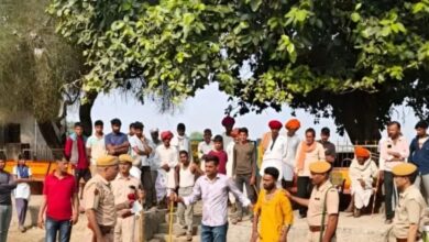 पुलिस ने हिस्ट्रीशीटर का बजाया बैंड, सलवार सूट पहनाकर गांव में निकाली बारात