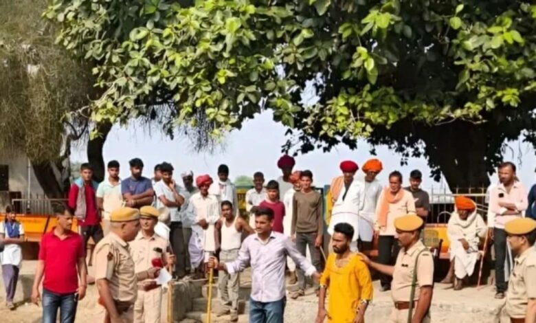 पुलिस ने हिस्ट्रीशीटर का बजाया बैंड, सलवार सूट पहनाकर गांव में निकाली बारात