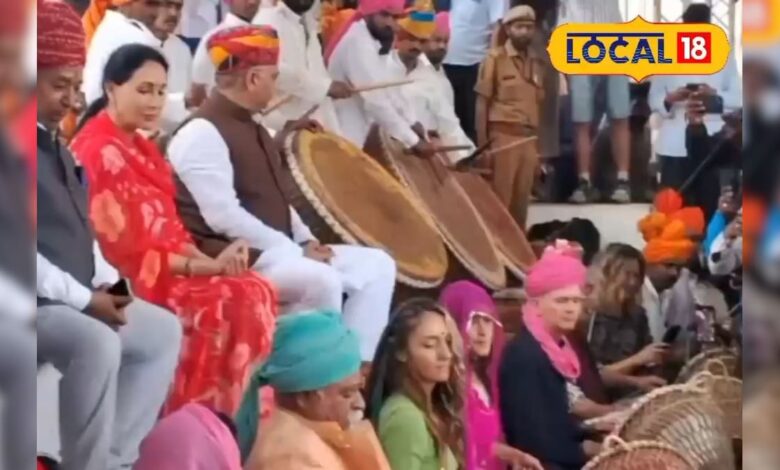 पुष्कर में बज उठे 101 नगाड़े! ध्वजारोहण के साथ शुरू हुआ भव्य मेला, हर कोई बोला – ऐसा नजारा पहली बार देखा