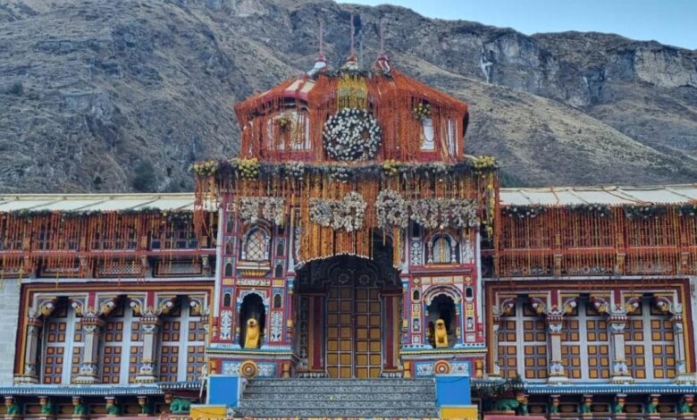 बद्रीनाथ धाम के बंद हुए कपाट, अंतिम पूजा के उमड़ी श्रद्धालुओं की भीड़, ITBP ने संभाली मंदिर की सुरक्षा