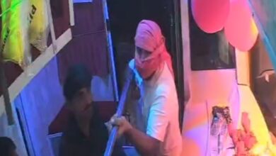 बस में सवार थे दर्जनों यात्री… तभी बदमाशों ने तान दी बंदूकें, जबरदस्ती किया ये घिनौना कांड!