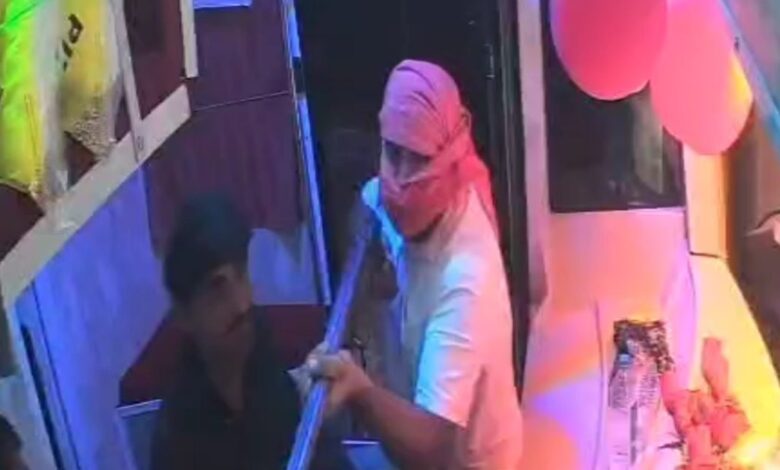 बस में सवार थे दर्जनों यात्री… तभी बदमाशों ने तान दी बंदूकें, जबरदस्ती किया ये घिनौना कांड!